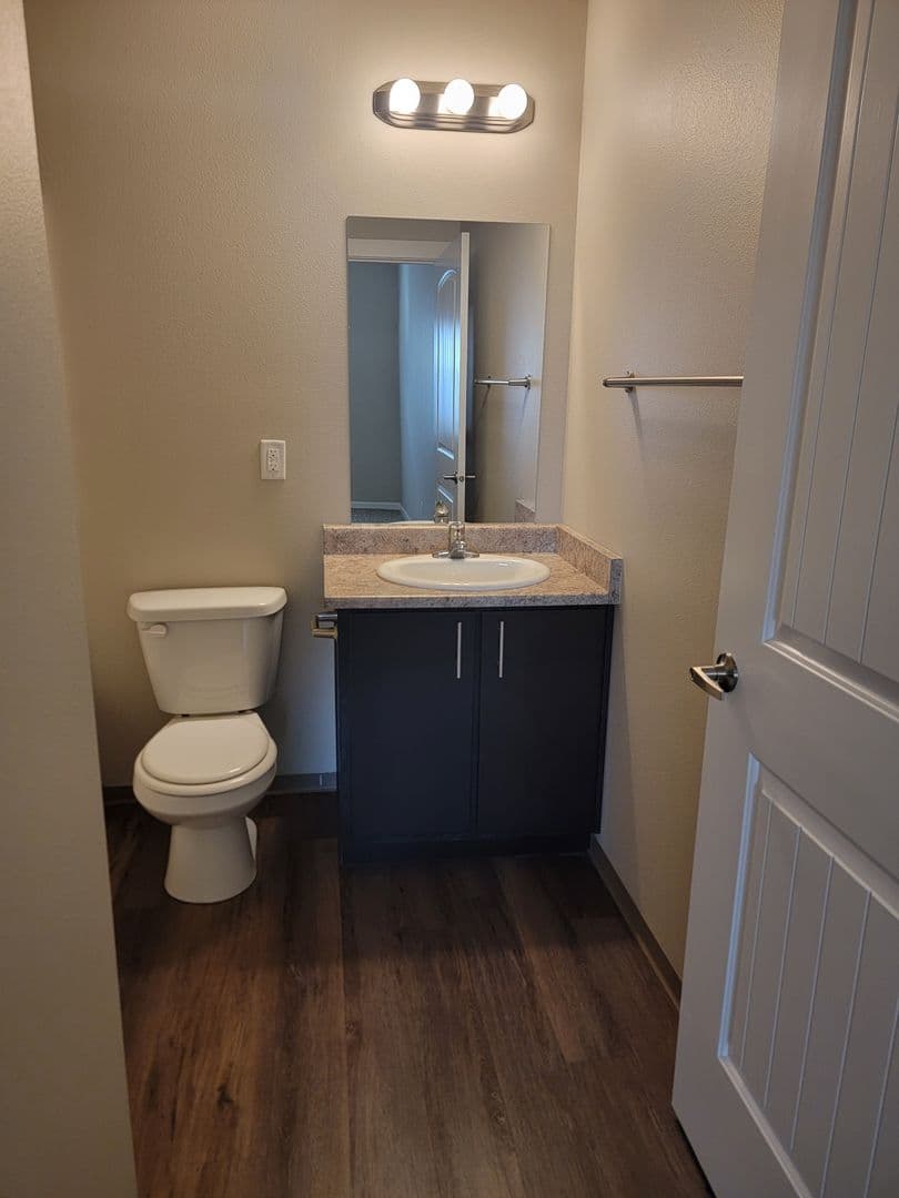 Salem Apartment: 1510, 1520, 1530,1540,1550,1560 23rd Street SE