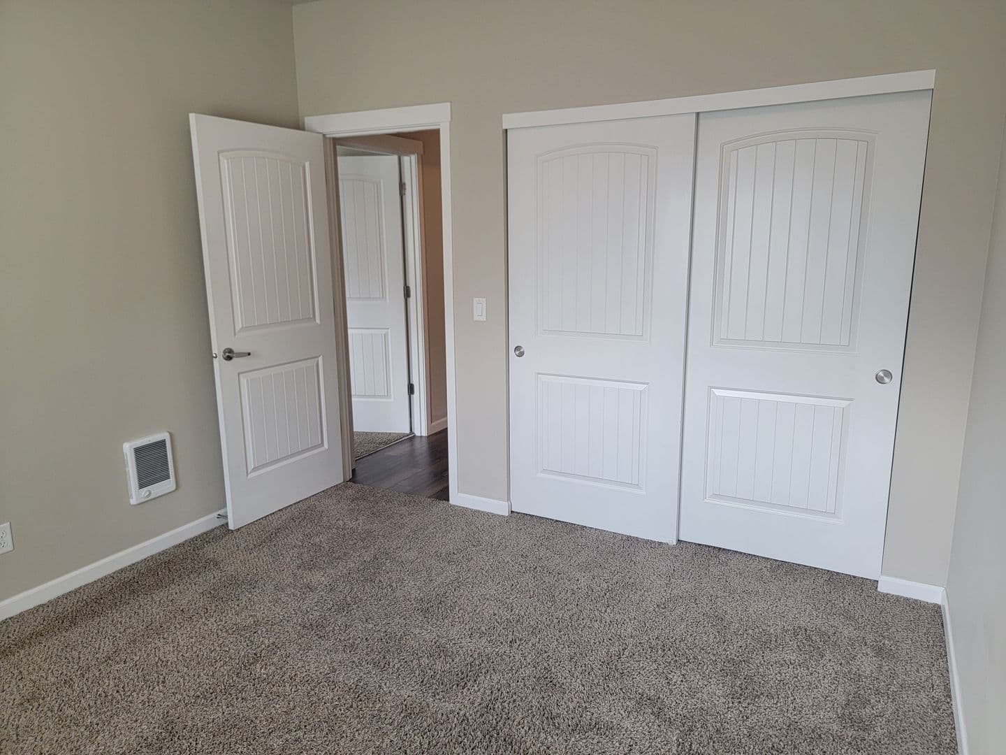 Salem Apartment: 1510, 1520, 1530,1540,1550,1560 23rd Street SE