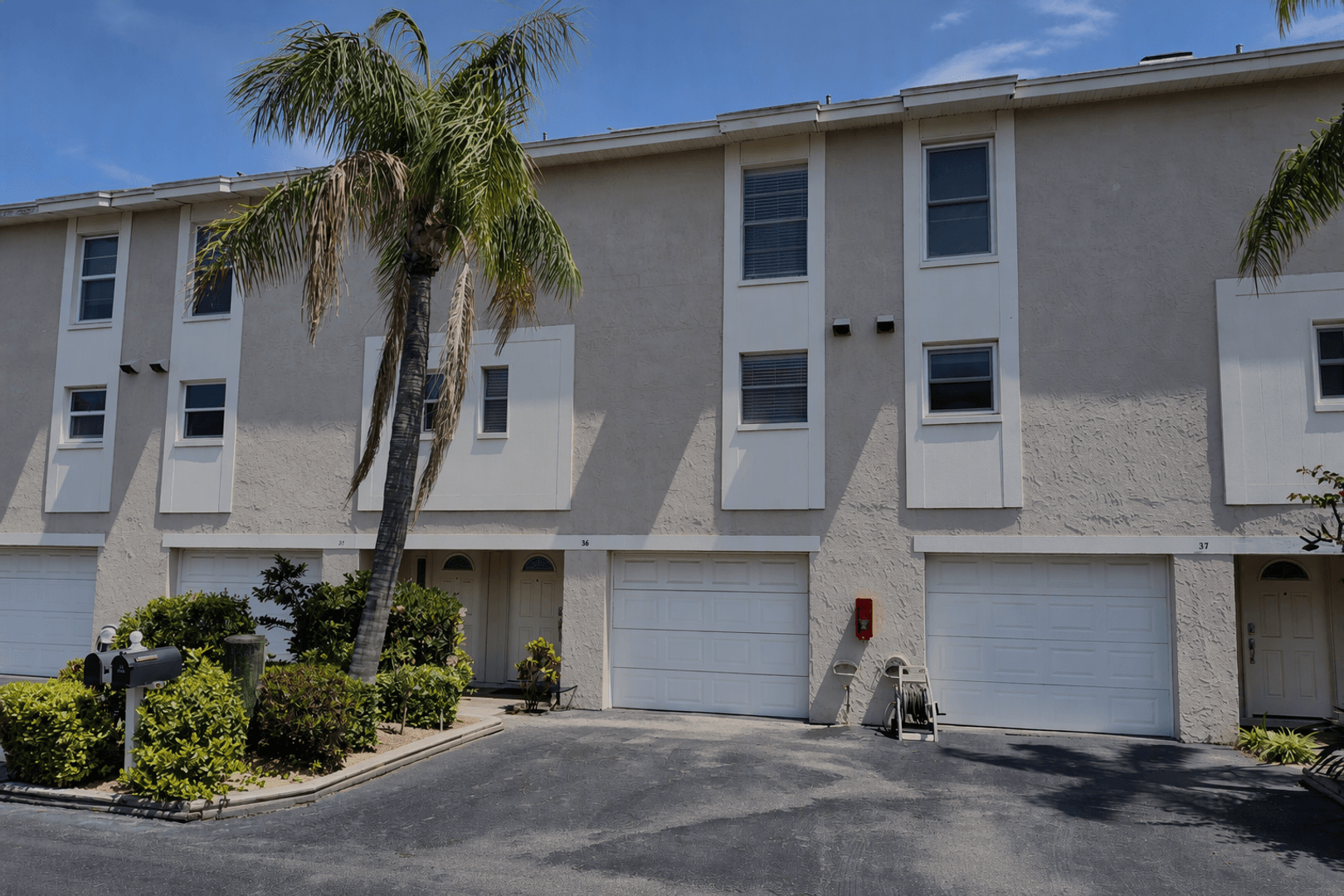 Treasure Island Townhome: 255 Capri Cir N