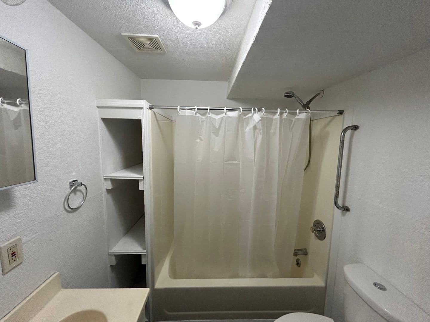 Lorain Apartment: 2344 East Ave