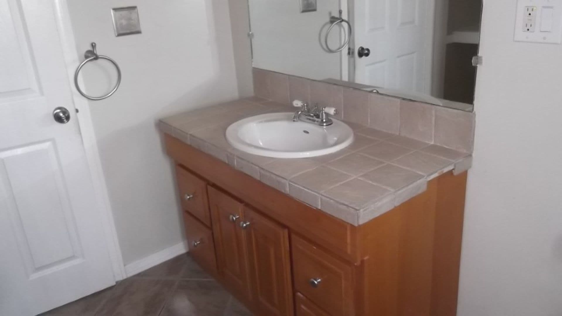 LOS ANGELES Apartment: 1153 W 37TH PL