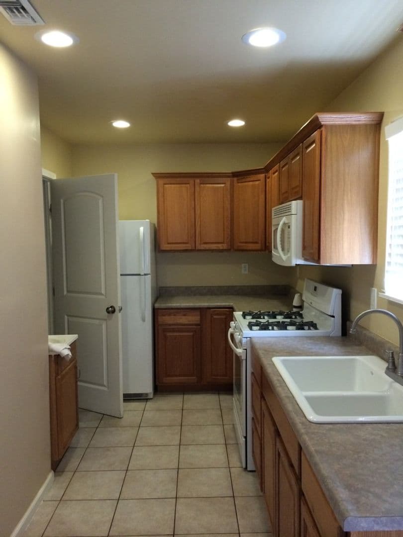 LOS ANGELES Apartment: 1153 W 37TH PL