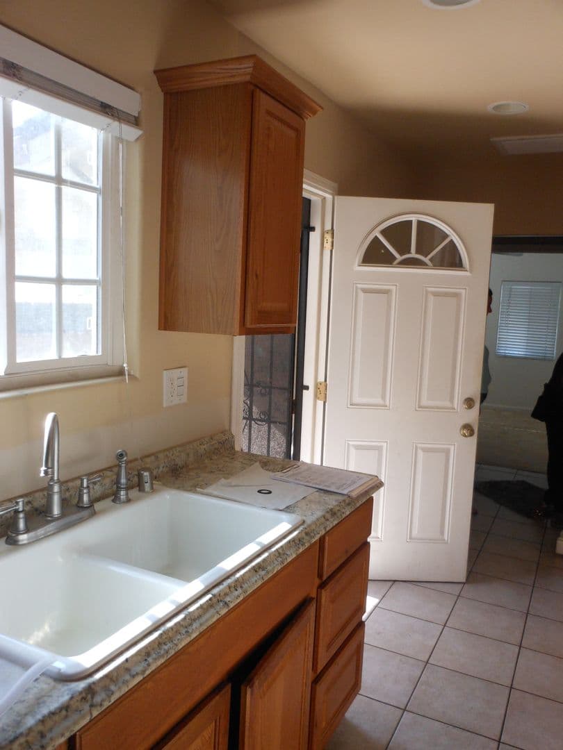 LOS ANGELES Apartment: 1153 W 37TH PL