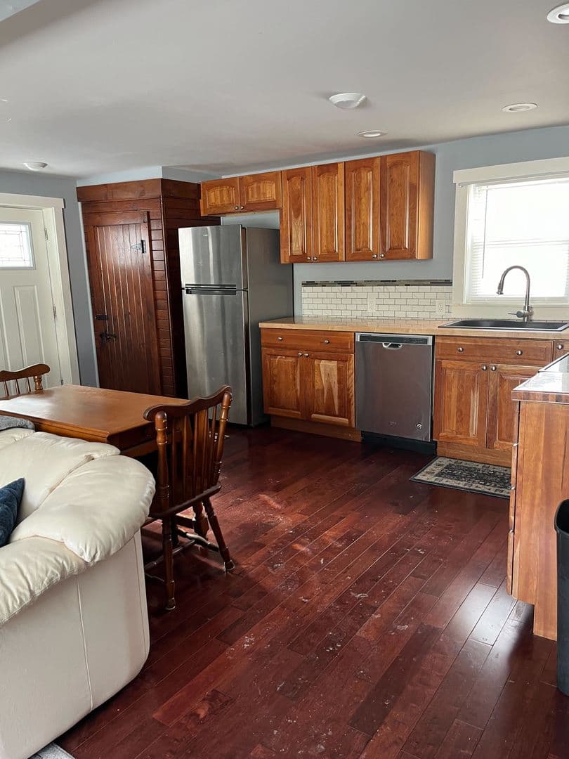 Windsor Apartment: 9 1/2 Front St