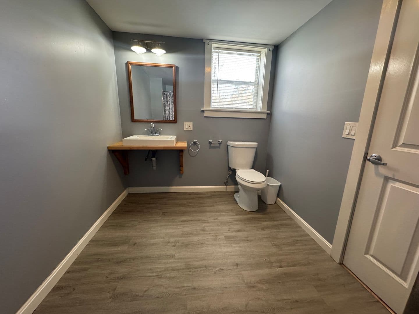 Windsor Apartment: 9 1/2 Front St