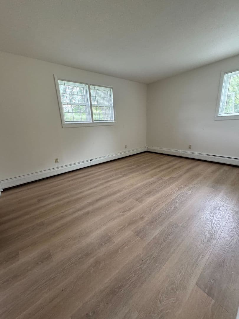 Springfield Apartment: 382-384 River St