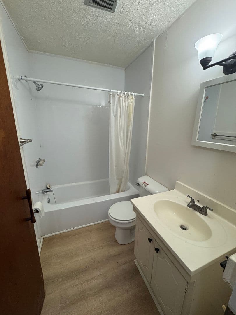 Springfield Apartment: 382-384 River St