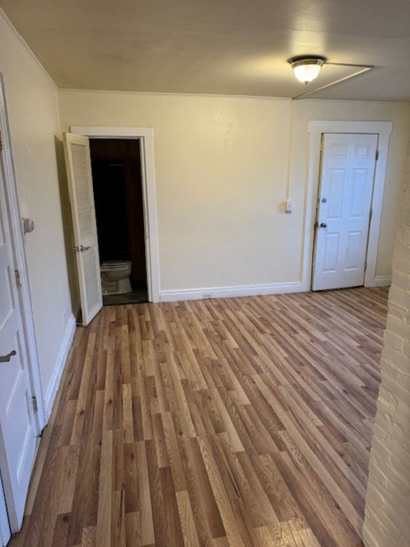 Newport Apartment: 4 Laurel St