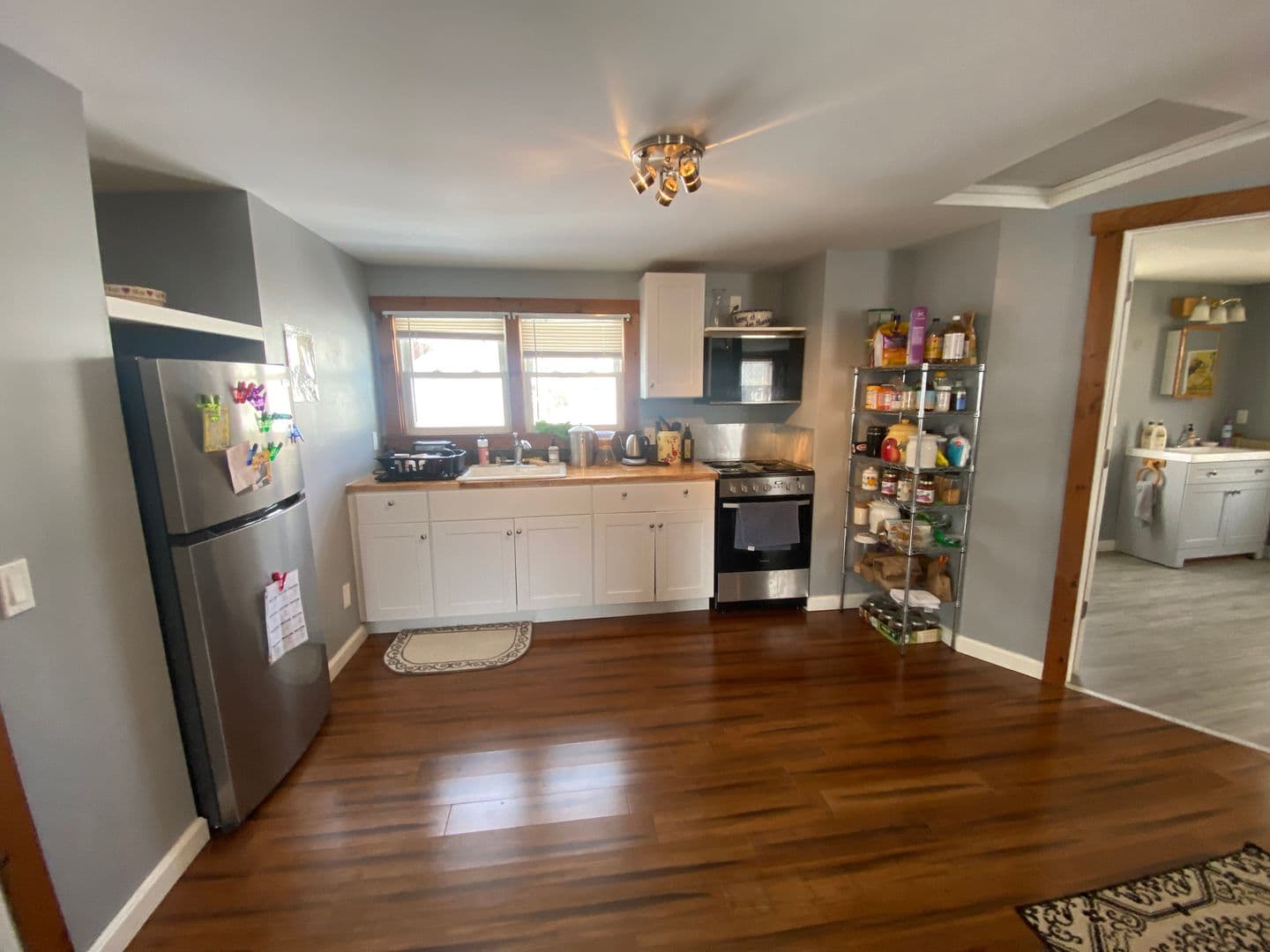 Windsor Apartment: 9 1/2 Front St