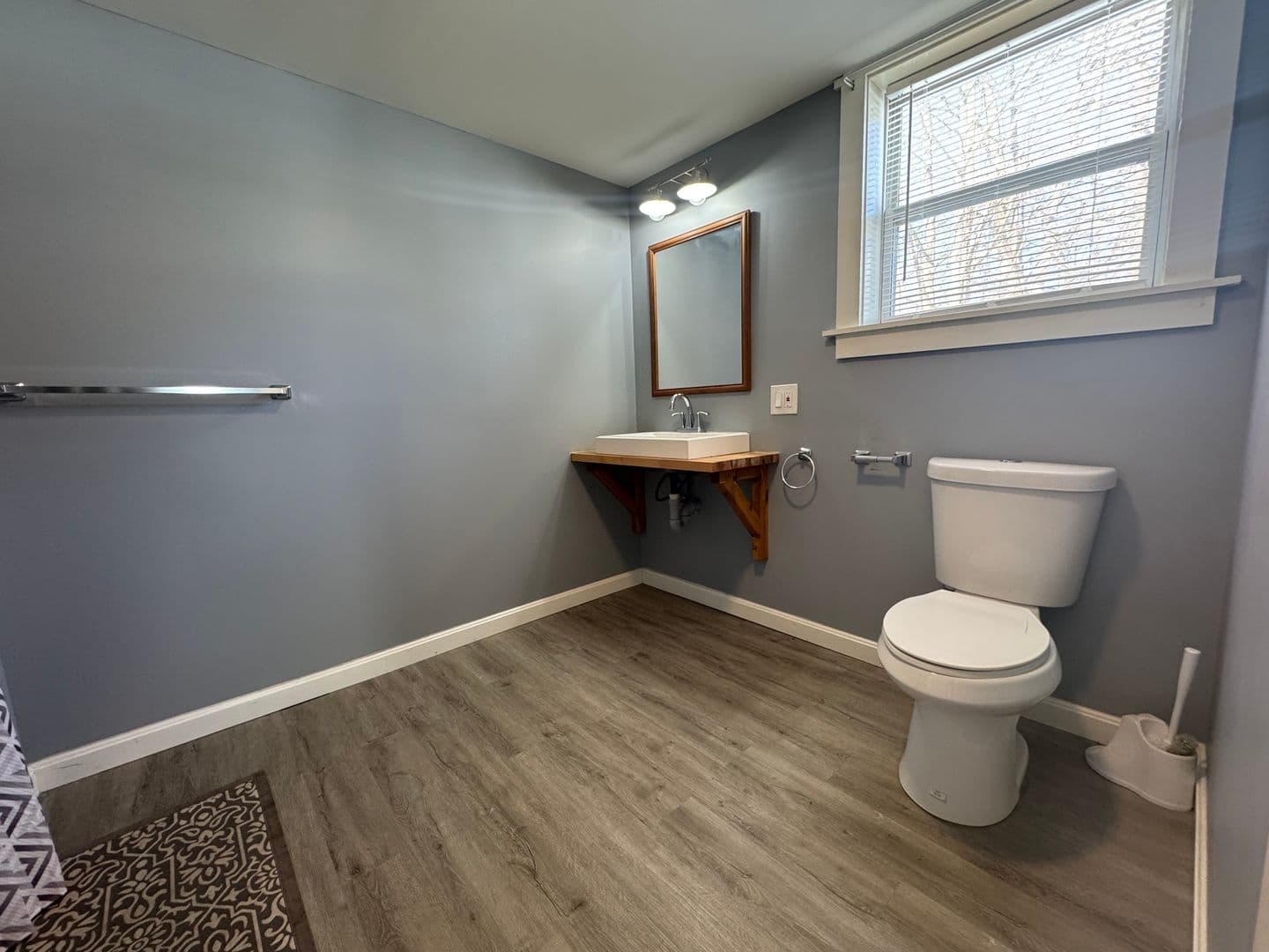 Windsor Apartment: 9 1/2 Front St