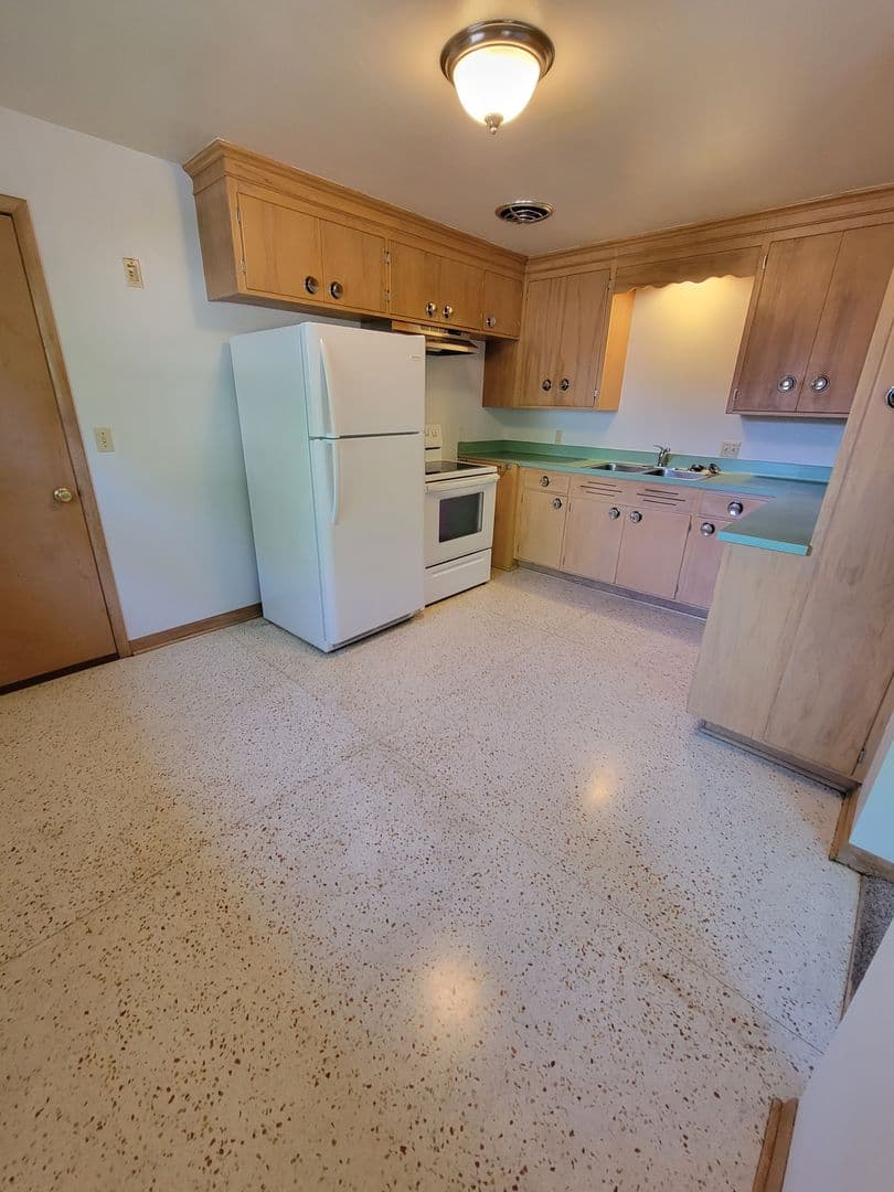 Appleton Apartment: 319 E Harris St