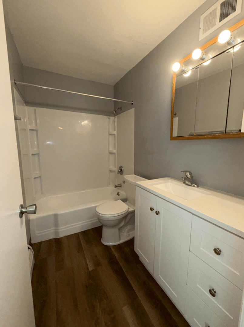 Appleton Apartment: 1001 S East St