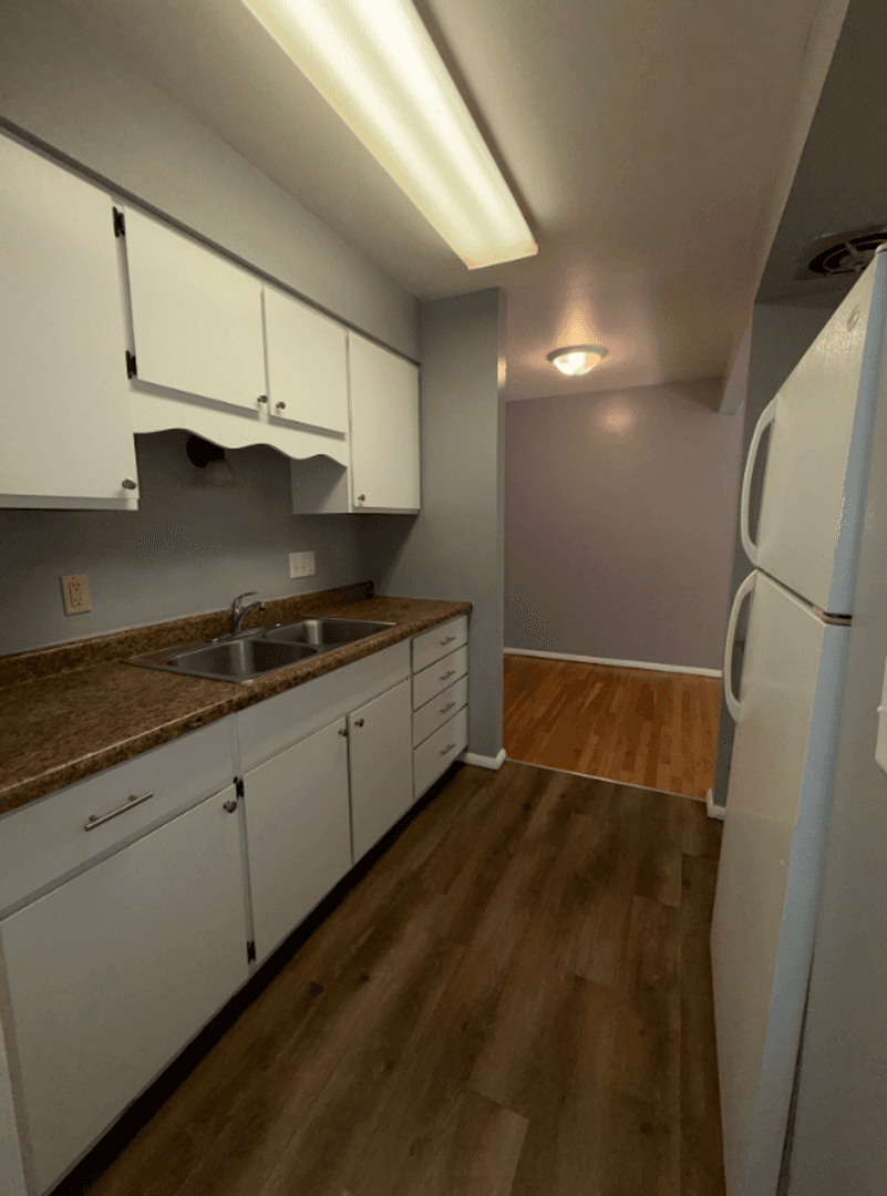 Appleton Apartment: 1001 S East St