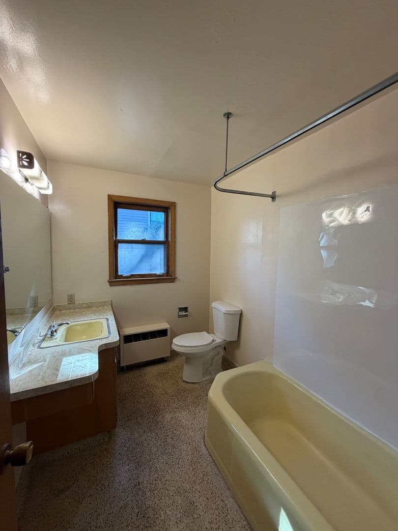 Appleton Apartment: 319 E Harris St