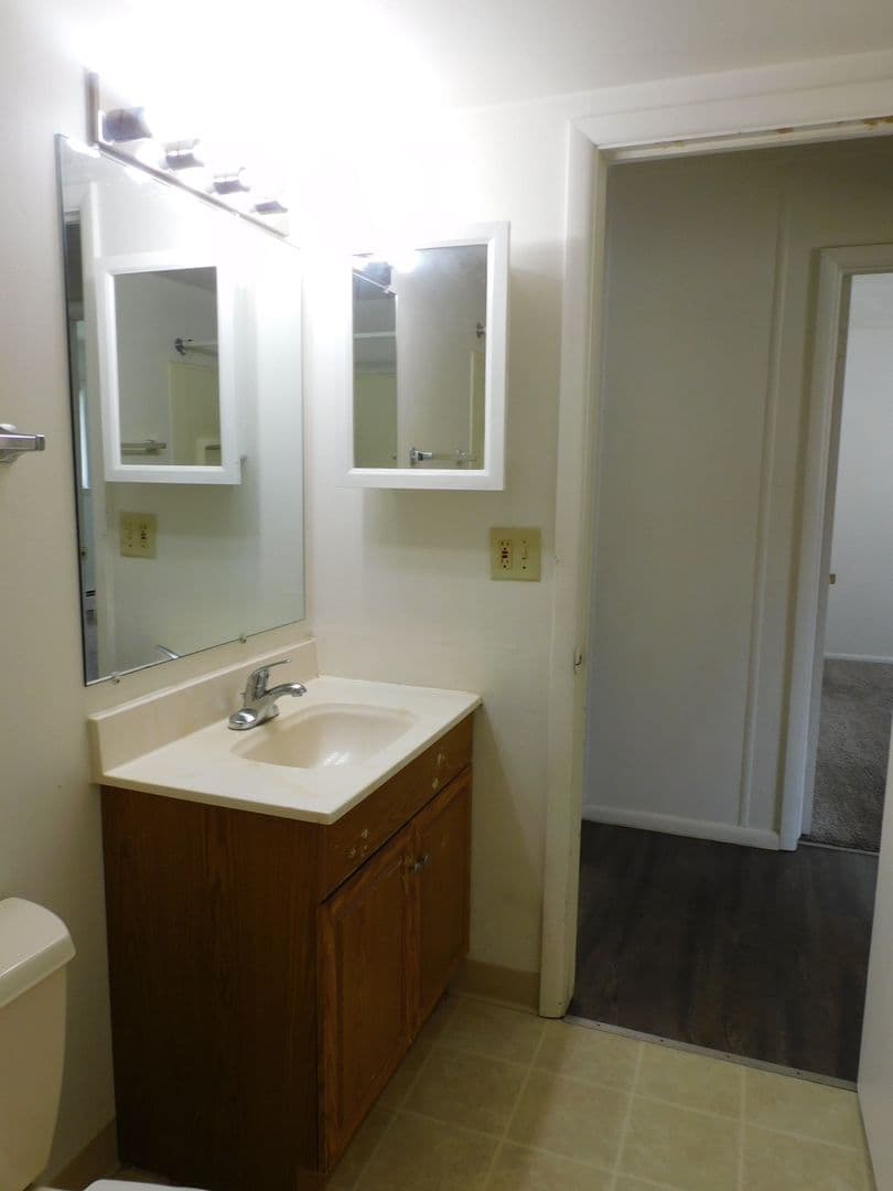Appleton Apartment: 2221 Ballard Rd