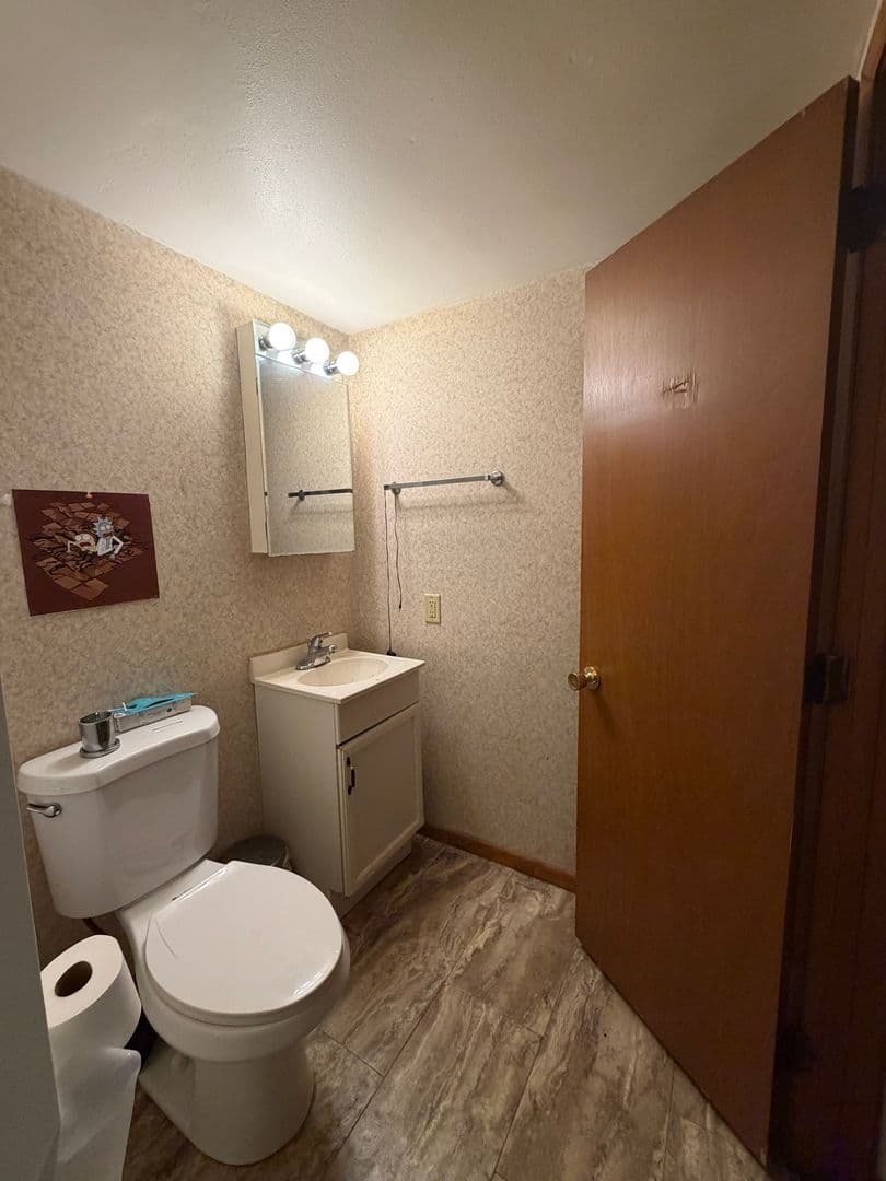 Menasha Apartment: 760 Valley Road