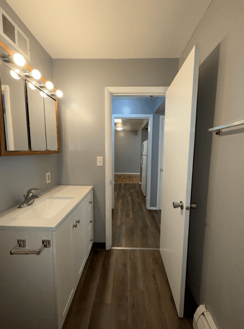 Appleton Apartment: 1001 S East St