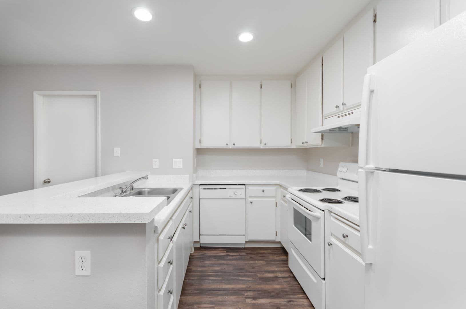 Santee Apartment: 9135 Mast Blvd.