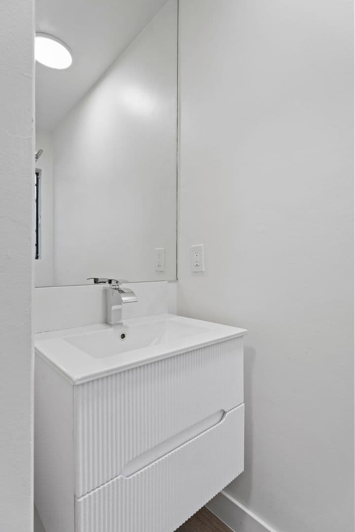 Coronado Apartment: 830 E Avenue