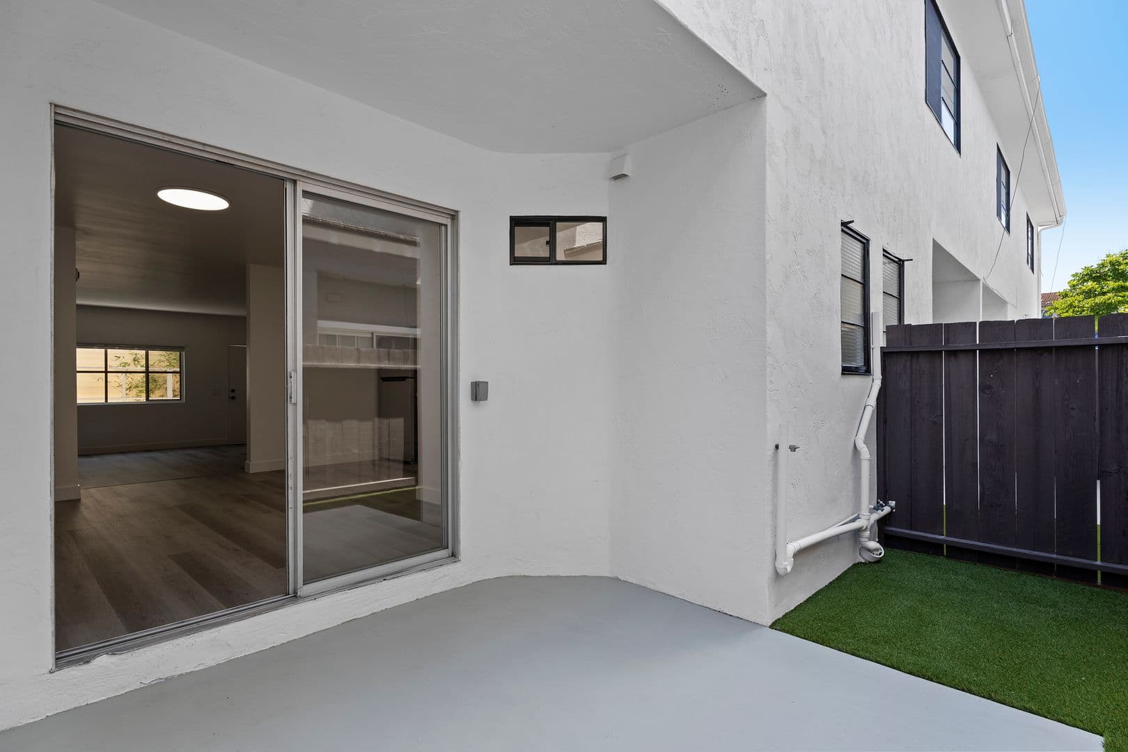 Coronado Apartment: 830 E Avenue