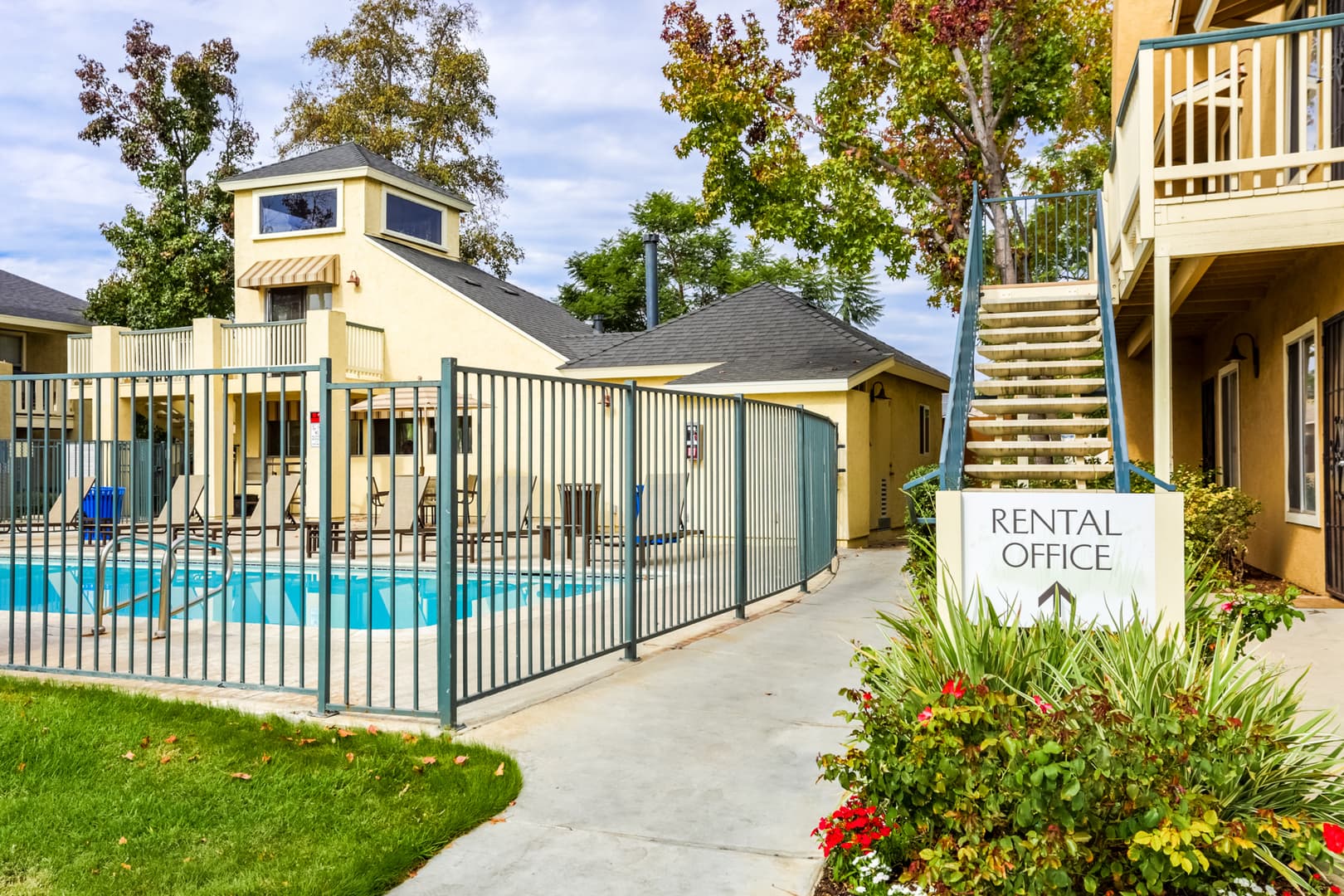 Santee Apartment: 9135 Mast Blvd.