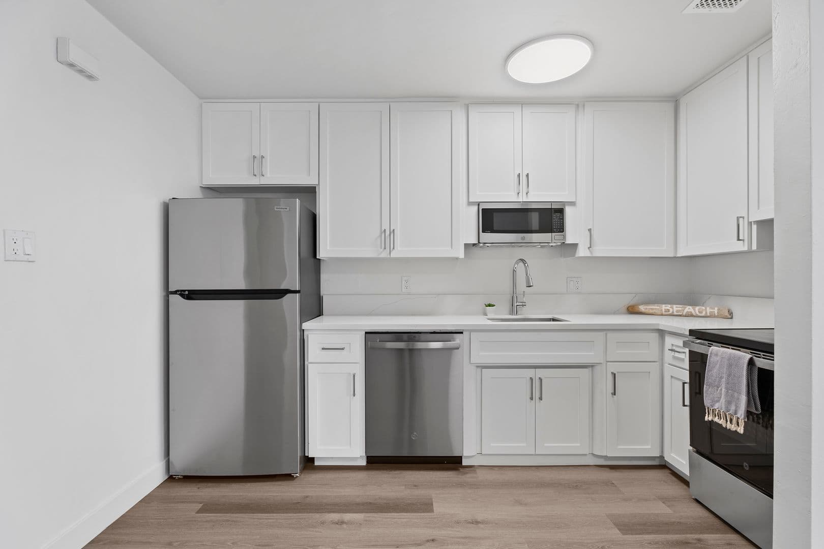 Coronado Apartment: 830 E Avenue