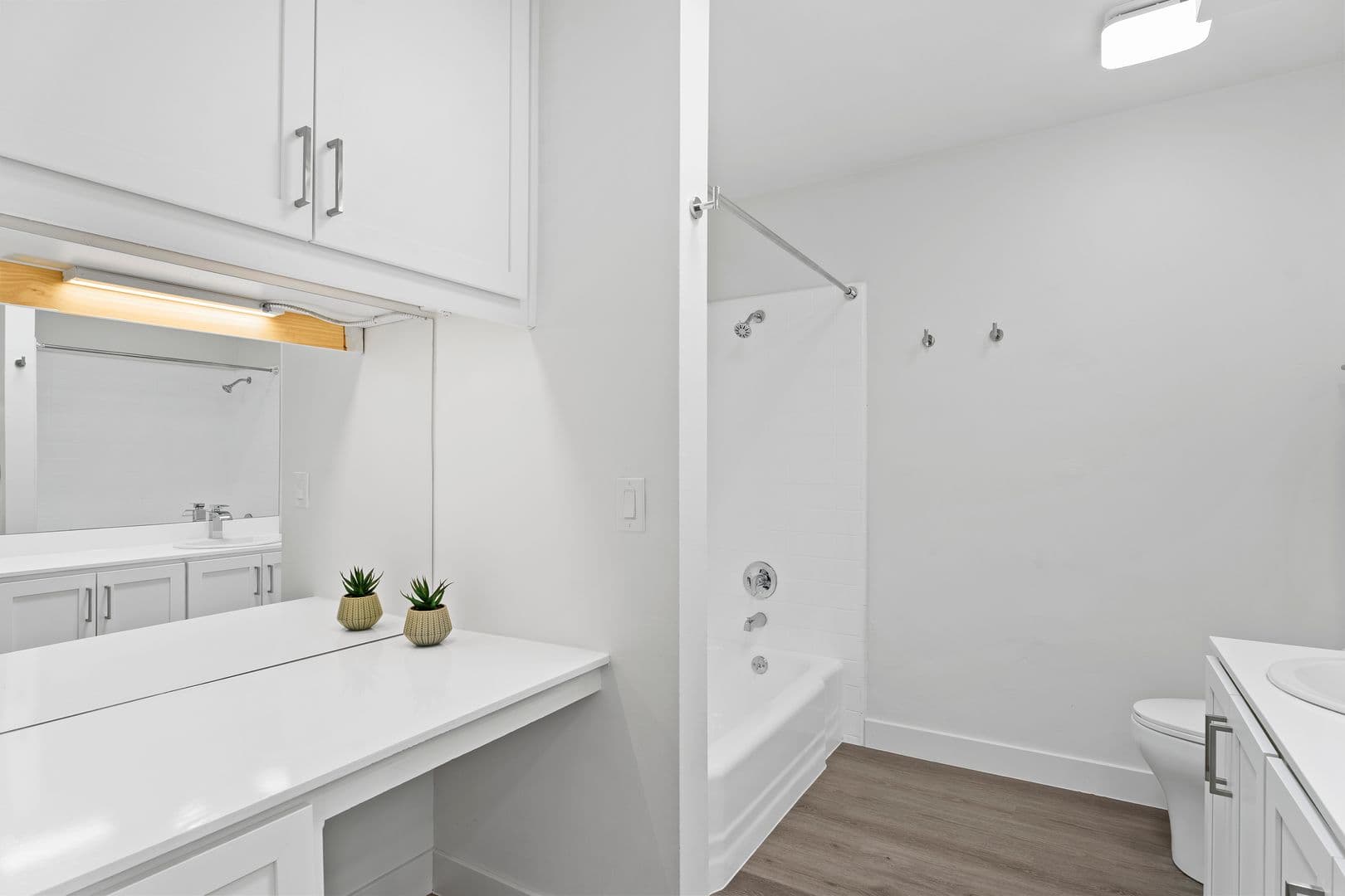 Coronado Apartment: 830 E Avenue