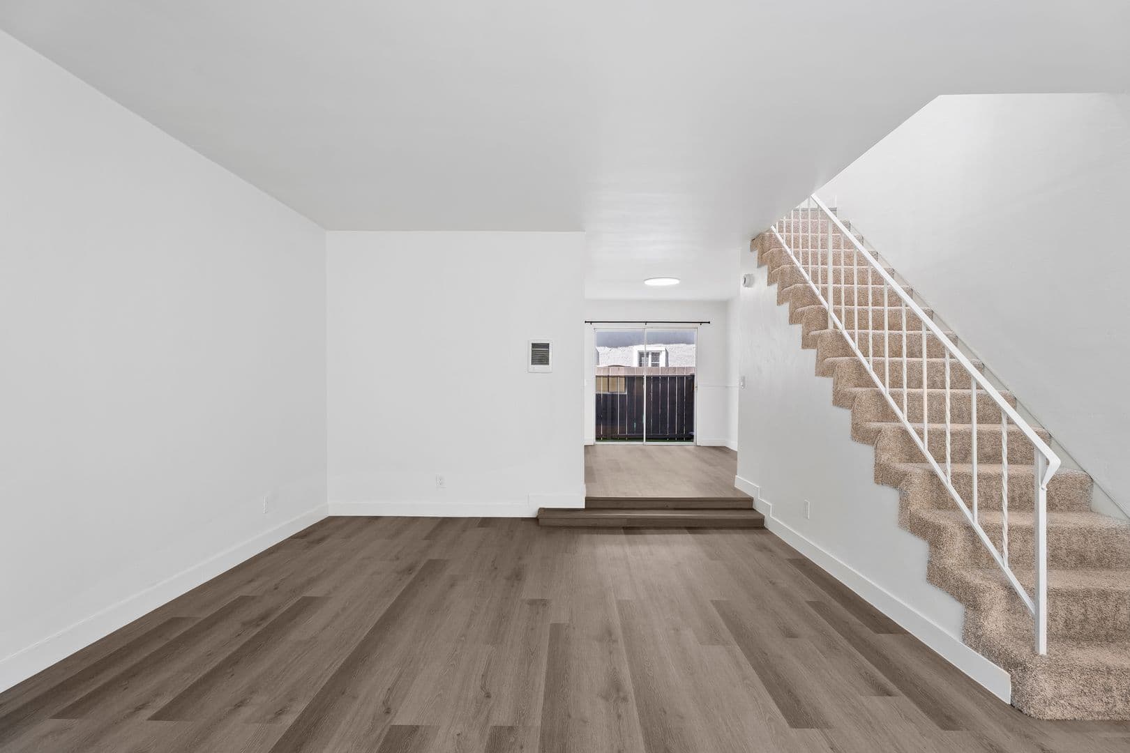 Coronado Apartment: 830 E Avenue