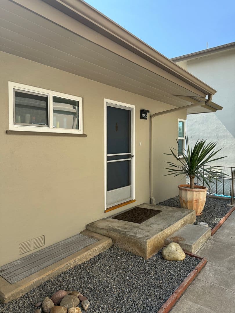 San Diego Apartment: 4052 1/2 Brant Street