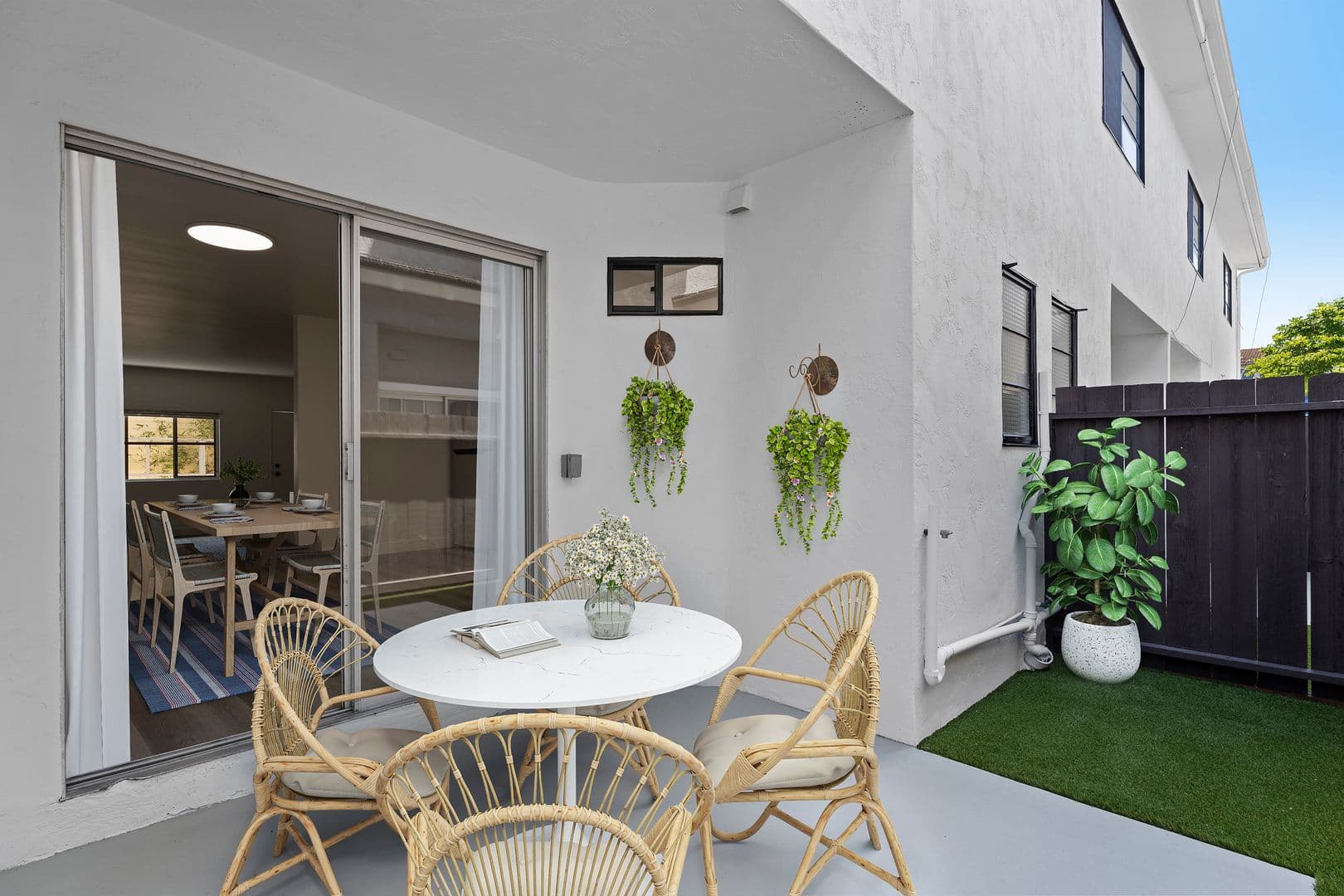 Coronado Apartment: 830 E Avenue