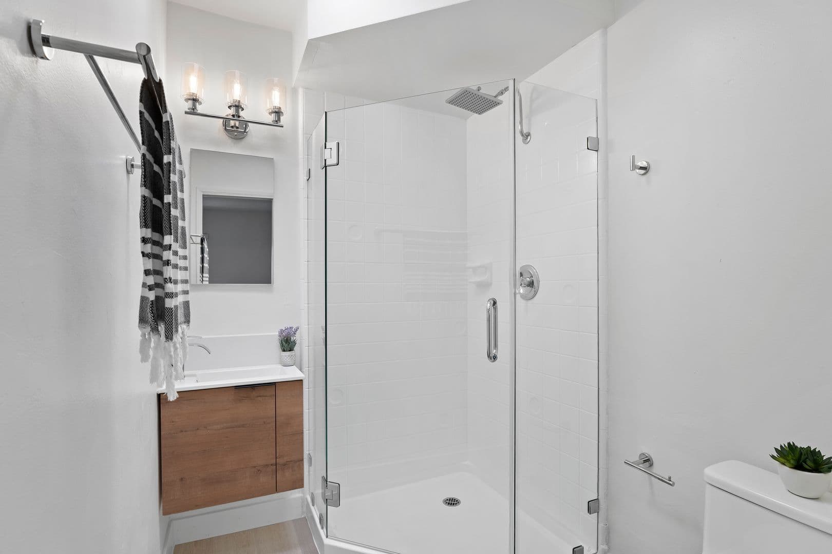 Coronado Apartment: 830 E Avenue