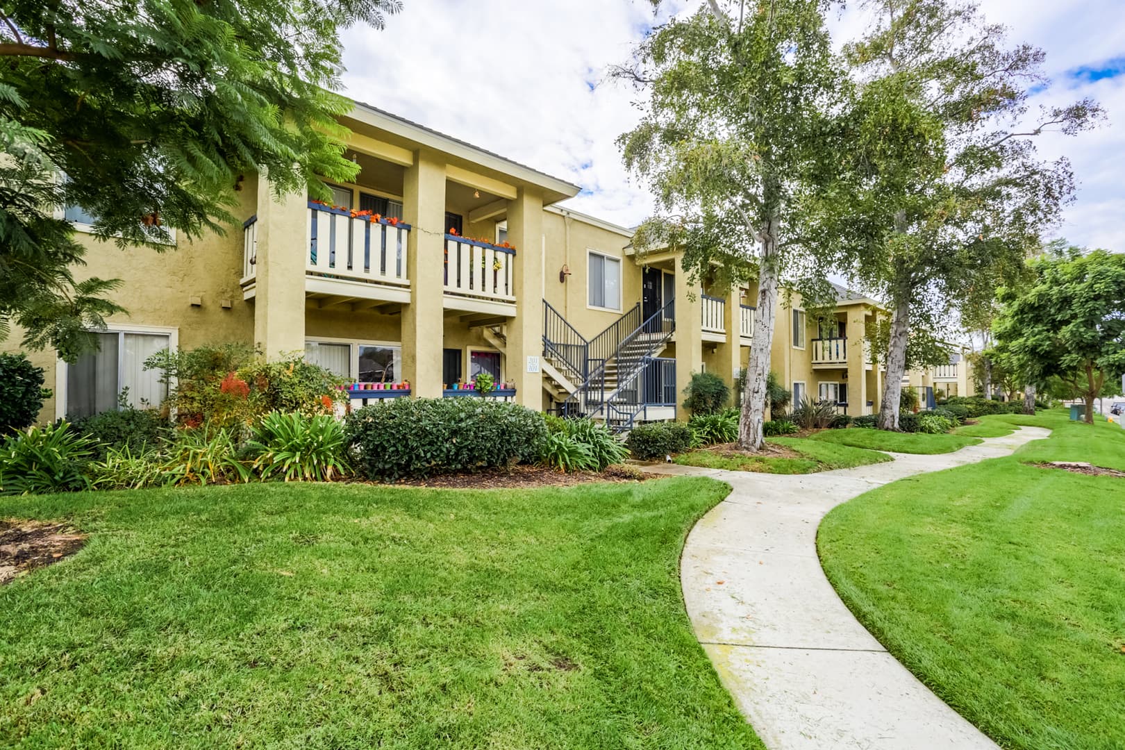 Santee Apartment: 9135 Mast Blvd.