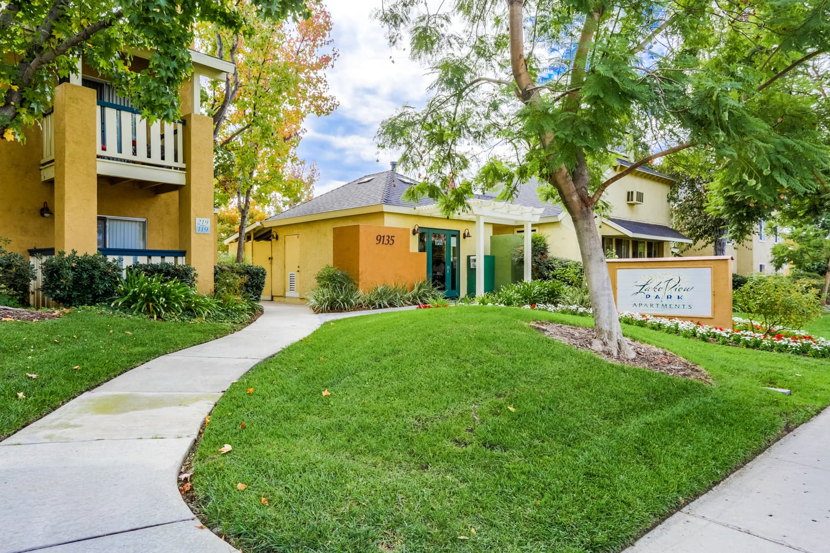 Santee Apartment: 9135 Mast Blvd.