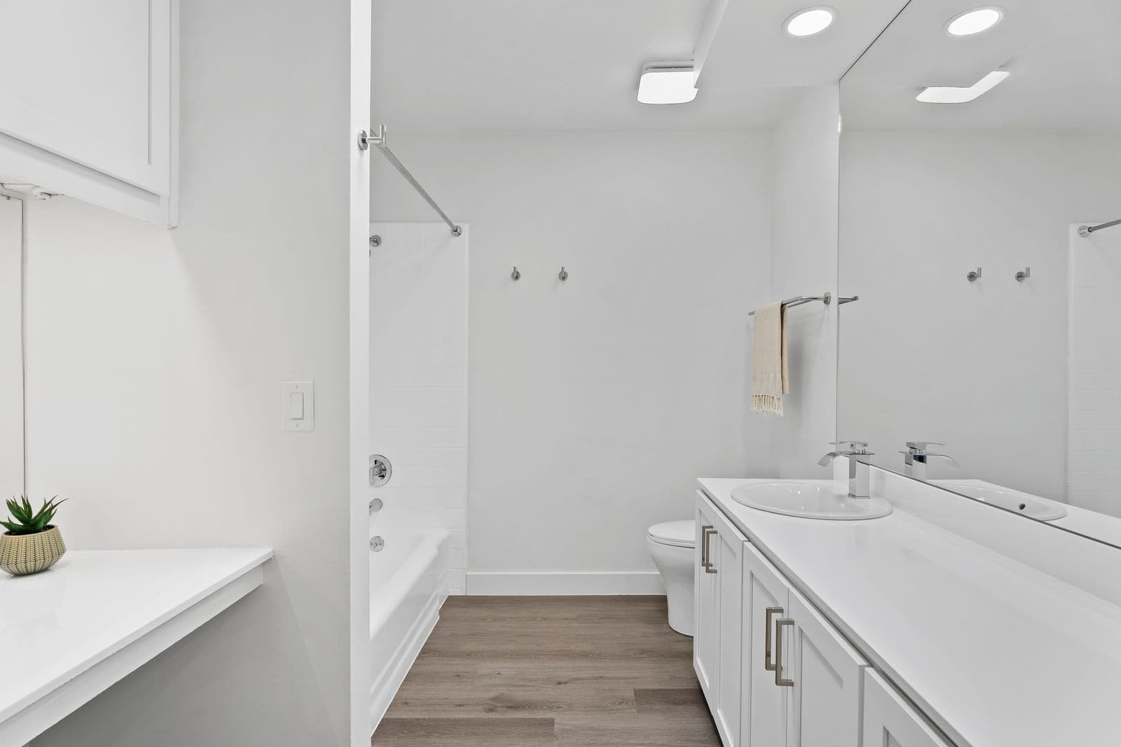 Coronado Apartment: 830 E Avenue
