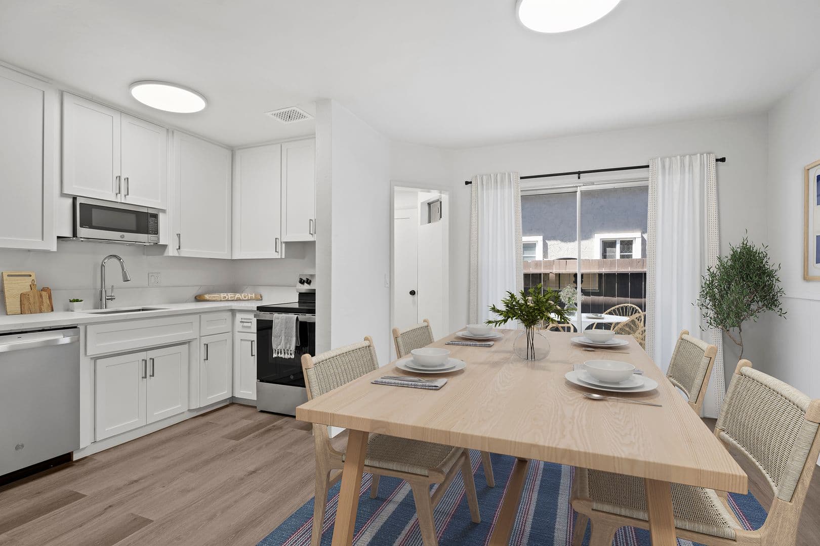 Coronado Apartment: 830 E Avenue