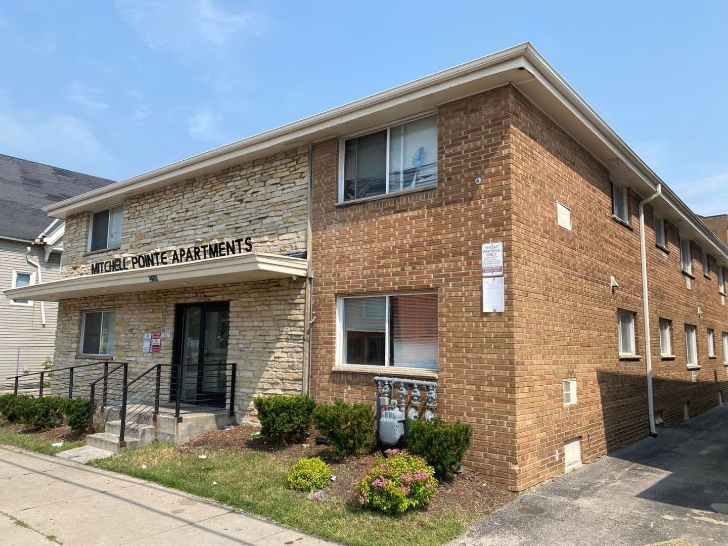 Milwaukee Apartment: 1418 W Mitchell St