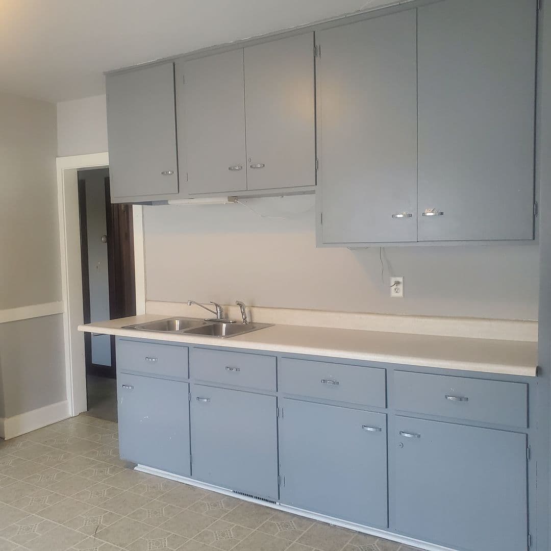 Sheboygan Apartment: 1019-1019A N 16th St