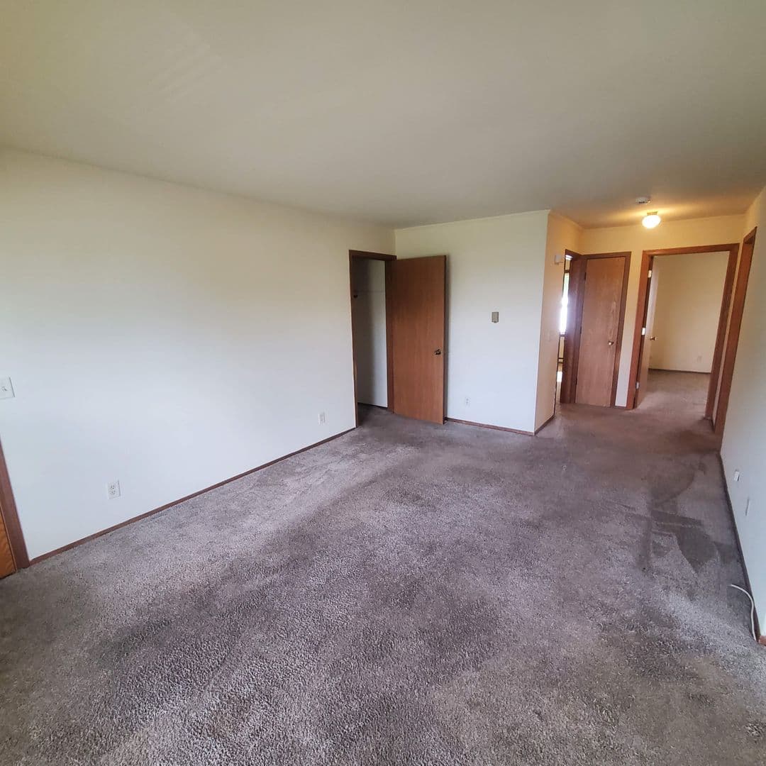 West Bend Apartment: 2205 Green Tree Rd