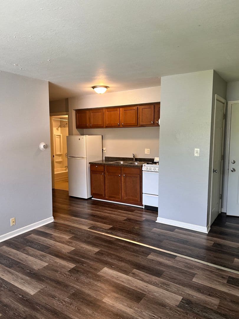 Milwaukee Apartment: 1418 W Mitchell St