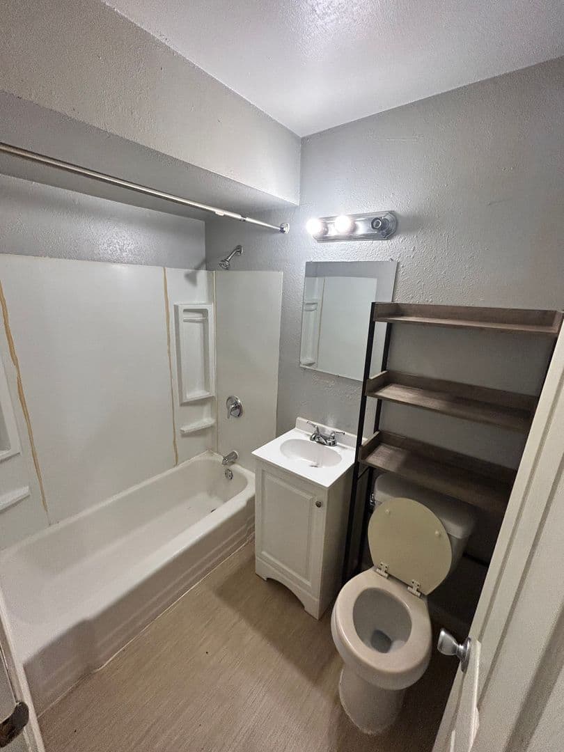 Milwaukee Apartment: 1418 W Mitchell St