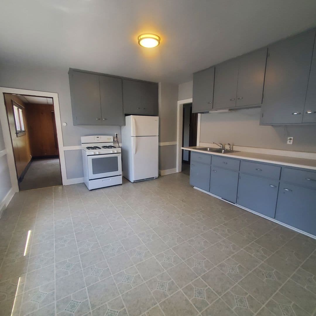 Sheboygan Apartment: 1019-1019A N 16th St