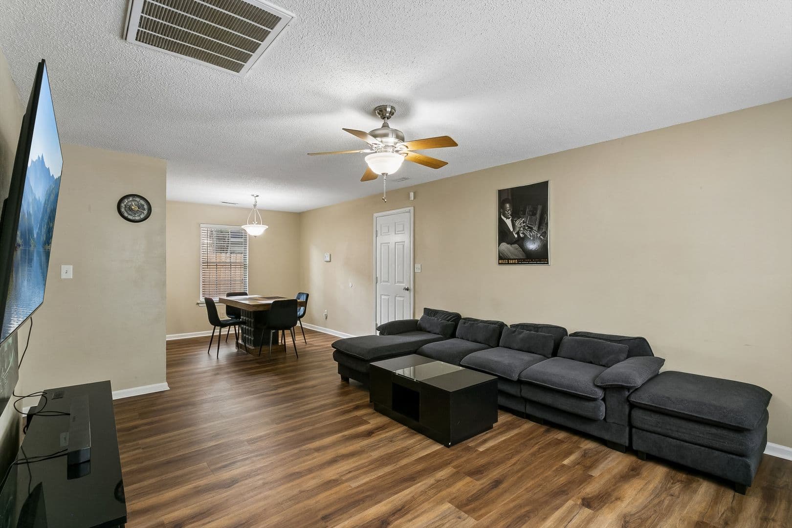 Newport News House: 187 N Hunt Club Run