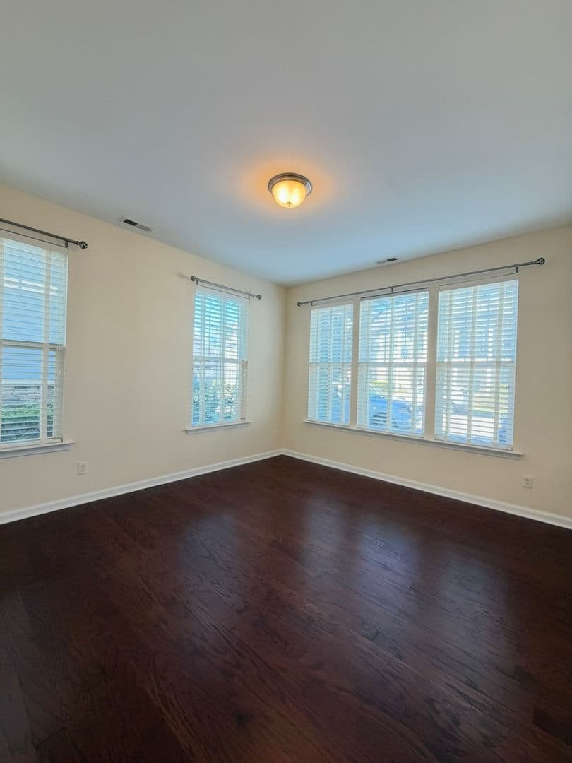 Williamsburg House: 4111 Prospect Street