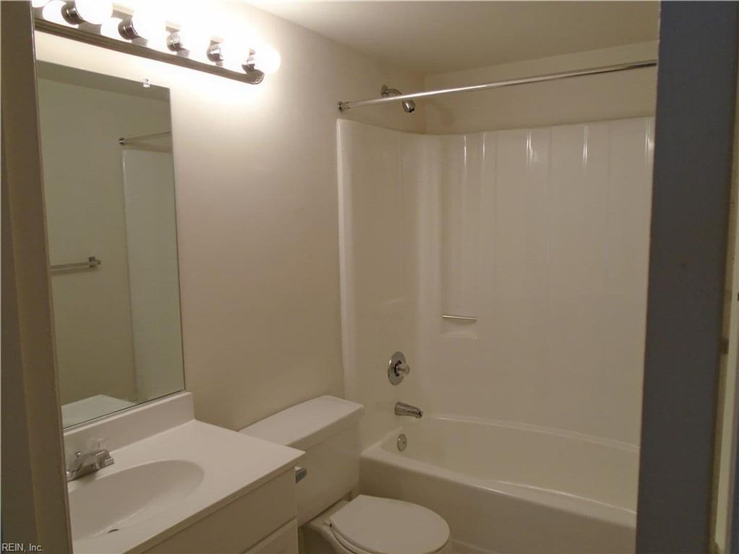 Virginia Beach House: 553 Pier Court