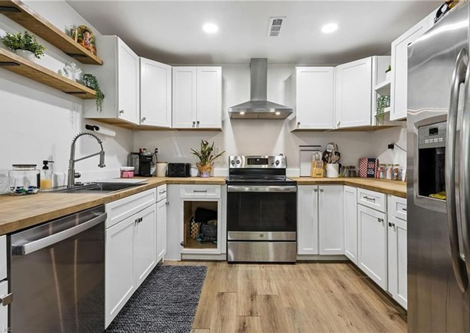 West Point House: 33345 King William Road