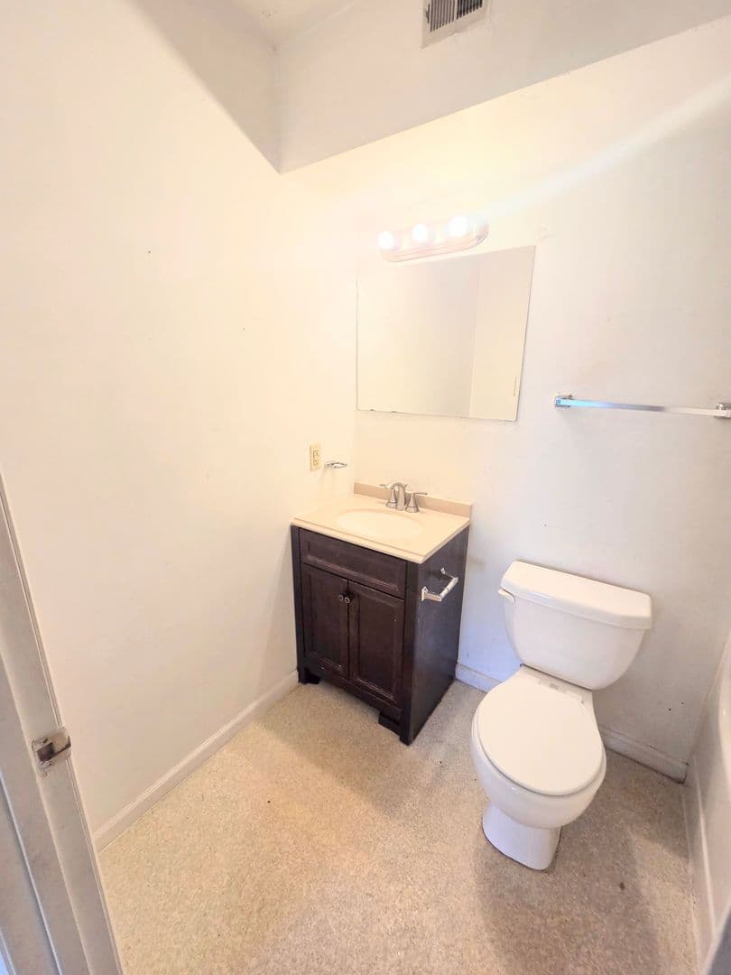 Williamsburg Condo: 4006 Governors Sq #4