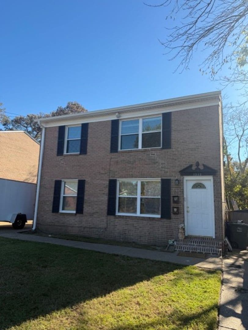 Norfolk House: 1949 Parkview Avenue #B
