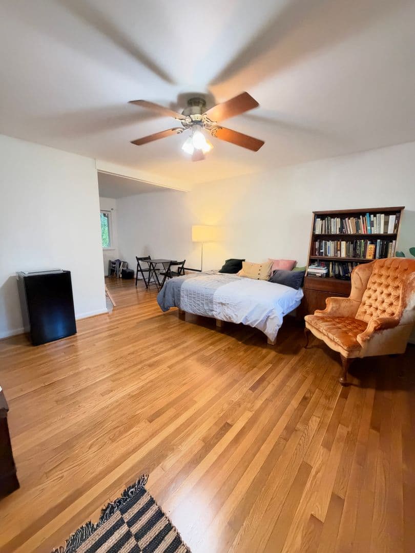 Williamsburg House: 120 Mimosa Drive