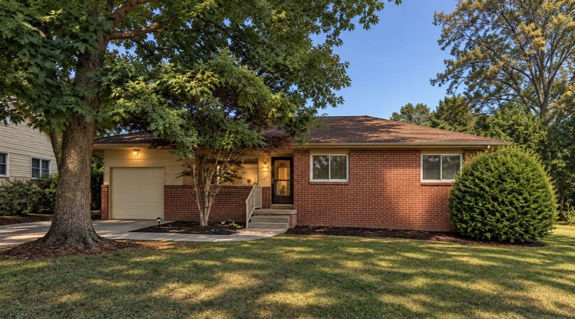 Virginia Beach House: 524 Rose Marie Avenue