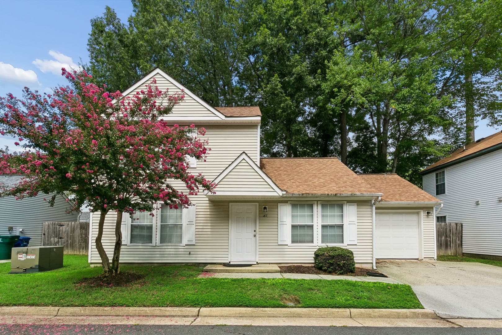 Newport News House: 187 N Hunt Club Run